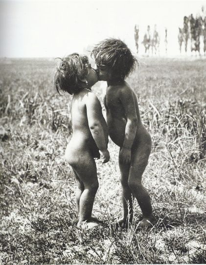 Lot 18 : Enfants tziganes s'embrassant, Esztergom, 27 juin 1917. Tirage argentique sur cartoline, vers 1960-1970.rnDaté -- June 27 1917 -- à l'encre et tampon -- Photo by André Kertész -- à l'encre noire et annotations de recadrage et de parution aux crayons gras rouge, noir, bleu et vert au dos. Feuille : 25,20 x 20,20 cm ; image 24,60 x 19,60 cm. Estimation : 1 000-2 000 u20ac.