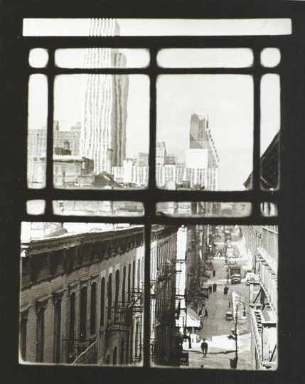 Lot 68 : Third avenue, New York, 1937. Tirage argentique sur cartoline, vers 1960-1970. Situé et daté -- New York 3rd Av/1937 -- au crayon au dos. Feuille 25,30 x 20,40 cm ; image 24,60 x 19,70 cm. Estimation : 1 500-2 500 u20ac.