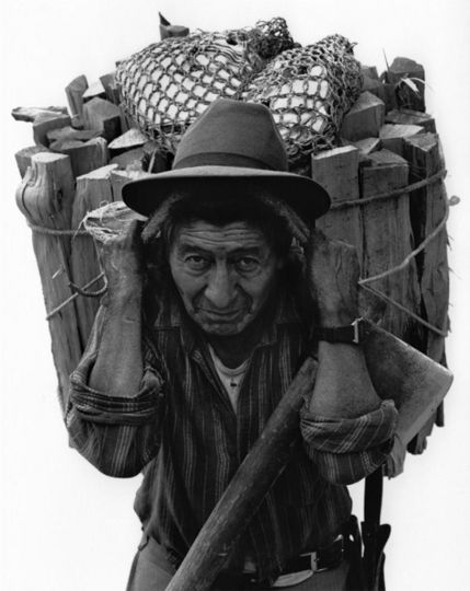 Cargando lena , Santa Maria de Jesus , 1994 © Daniel Chauche