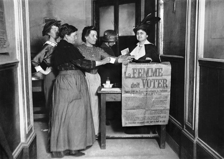 Manifestation féministe aux élections législatives. Bureau de vote improvisé pour faire voter les femmes. Paris, 1914 © Maurice-Louis Branger / Roger-Viollet 
