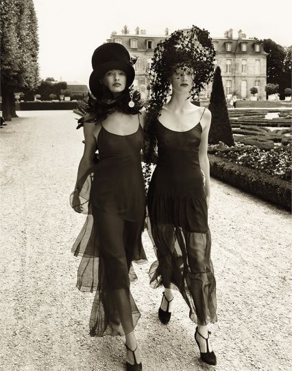 Linda Evangelista and Kristen McMenamy, L'Haÿ-les-Roses, France, 1992, Archival coated pigment print © Steven Meisel