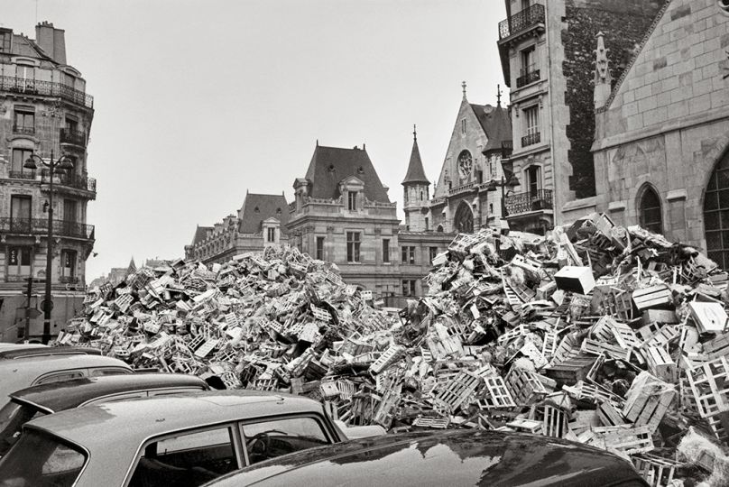 1968: In front of the Church of Saint-Nicolas-des-Champs. © Marc Riboud/Magnum Photos.