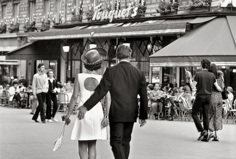 1970: In front of Fouquet's, on Avenue des Champs-Élysées. © Elliott Erwitt/Magnum Photos.