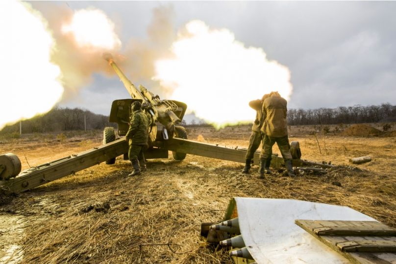 Dans les bois à l'extérieur de Donetsk et du quartier Kievsky une batterie de 152 mm tire sur les positions de l'armée ukrainienne à 12 km. Les obus de 152 mm pèsent 47 kg avec une charge de 11 kg de poudre pour les propulser.  © Alvaro Canovas / Paris Match