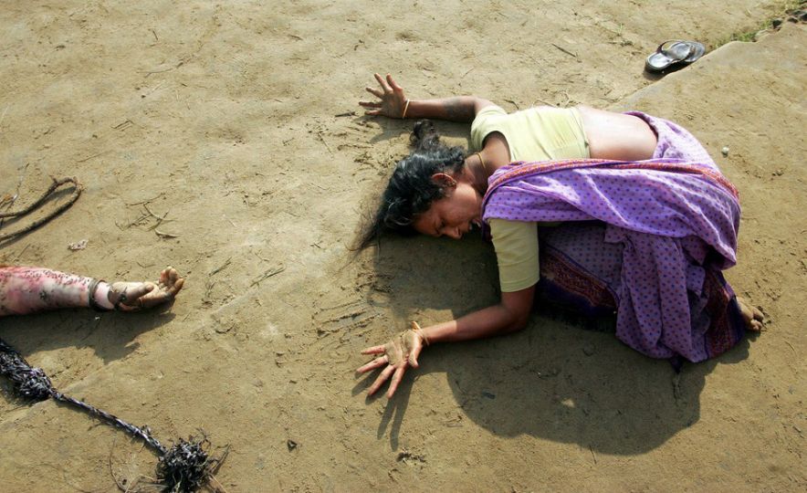 Inde. Cuddalore. 28 décembre 2004. Une femme pleure la perte d'un proche dans le tsunami qui tua 230 000 personnes sur 14 pays, dont l'Inde, le Sri-Lanka et la Thaïlande. © Arko Datta