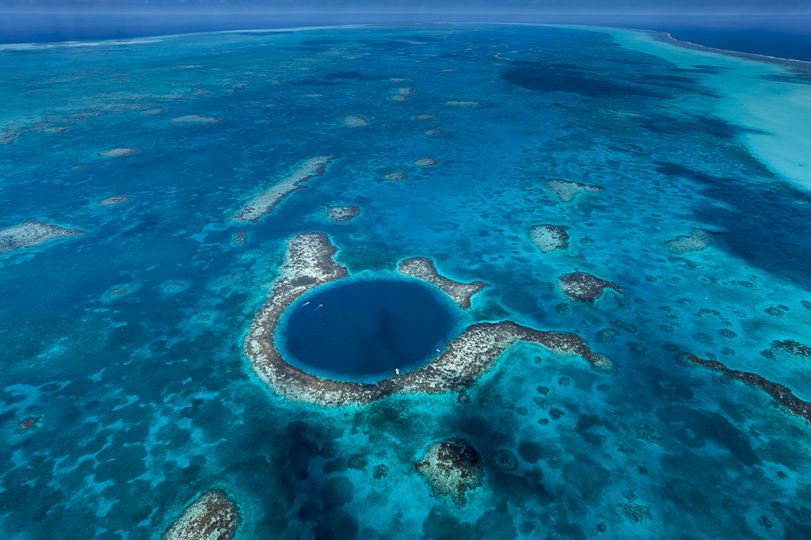 Le Grand Trou Bleu, atoll de Lighthouse Reef, Belize © Yann Arthus-Bertrand