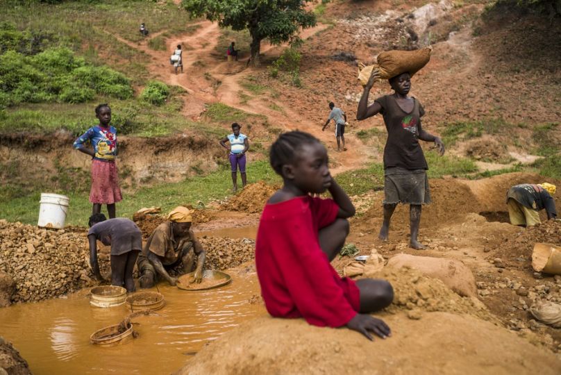 En contrebas du village de Lakwev, la rivière a été aménagée pour créer ce bassin. Un courant léger y passe en permanence pour renouveler l'eau. Un peu plus en amont, elle alimente des rizières. © Corentin Fohlen / Paris Match