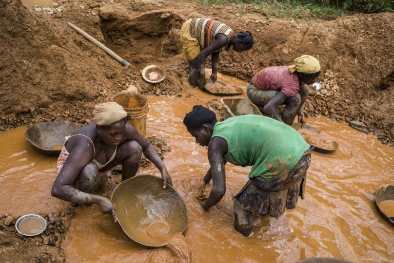 Seuls les femmes travaillent à la rivière, et elles en sont fières. L'or se décante par la force centrifuge de l'eau tournée dans la baratte.  © Corentin Fohlen / Paris Match