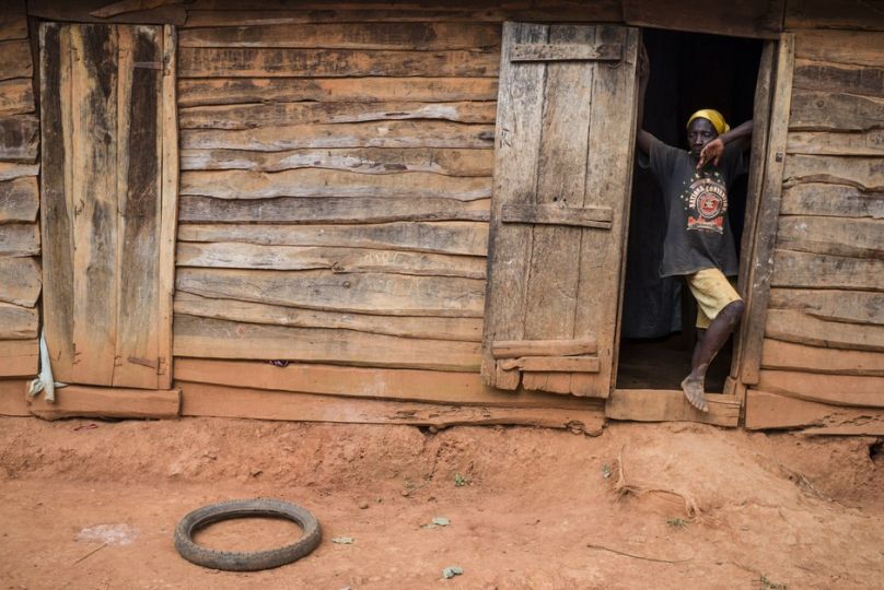 Village de Lakwev. Une femme attend devant une maison où un acheteur d'or s'est installé pour l'après-midi.  © Corentin Fohlen / Paris Match