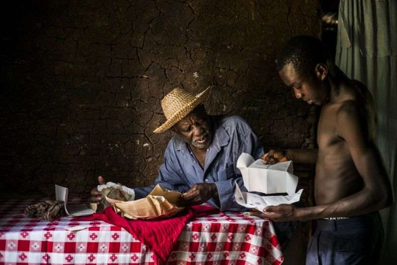 Beauge, Haiti. Saint Victor Saint Juste, 81 ans, doyen de Beaugé dans la localité de Grand Bois. Sa famille avait vendu ses terres dans les années 1980 à Dannel Belizaire, qui les avait ensuite vendues à la compagnie canadienne Newmont. Il ne savait pas lire lorsqu'il a signé les contrats.  © Corentin Fohlen / Paris Match