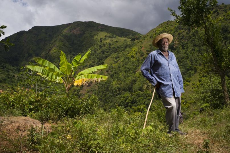 Saint Victor Saint Juste pose devant le site de Grand Bois, qui pourrait devenir une site minier majeur à Haïti.   © Corentin Fohlen / Paris Match