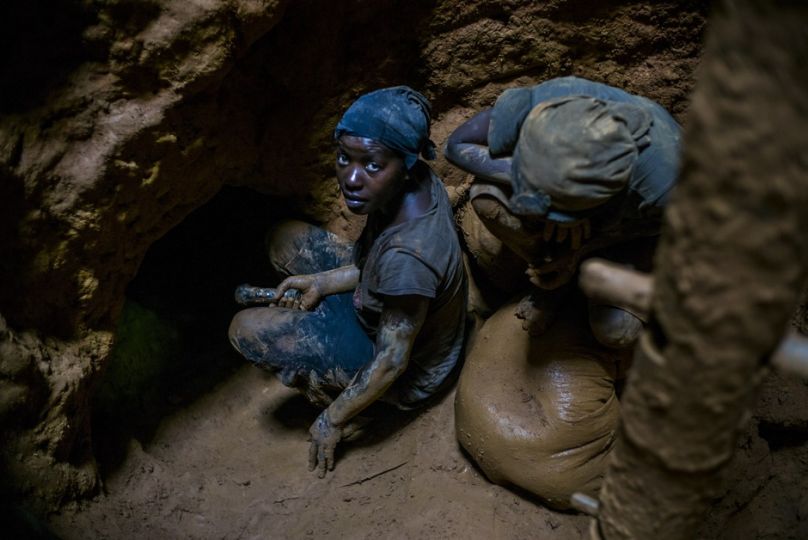 Les hommes creusent, les femmes extraient la terre. Les boyaux sont si étroits qu'on ne peut qu'y ramper.  © Corentin Fohlen / Paris Match