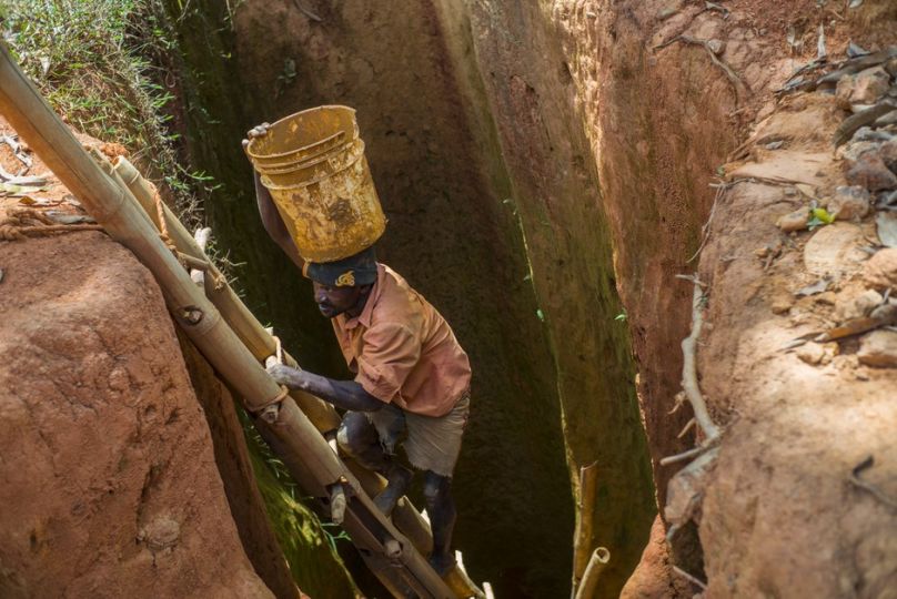 Le plus souvent, la glaise humide est laissée sur les abords du puits pour sécher au soleil. La terre sera alors moins lourde pour être portée à la rivière.  © Corentin Fohlen / Paris Match