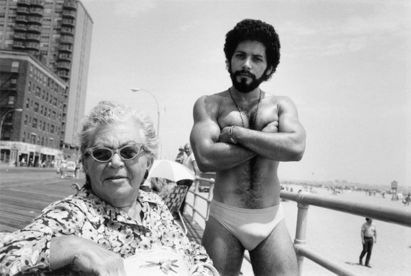 Arlene Gottfried - Angel and Woman on Broadwalk in Brighton Beach, New York, 1976 Tirage gélatino-argentique vintage, signé par l’artiste 27,9 x 35,3 cm ©Arlene Gottfried/Courtesy Les Douches La Galerie