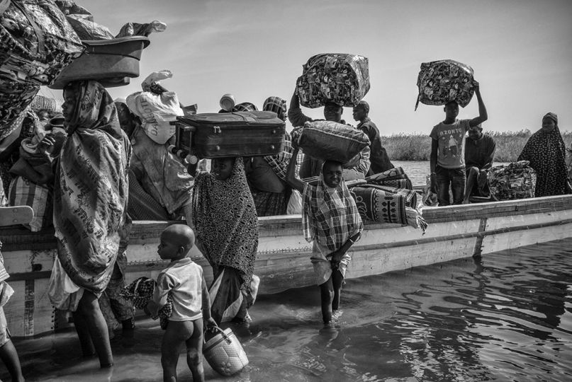 Des réfugiés nigérians accostent sur une plage de Baga Sola, au Tchad, le 8 février 2015, après avoir été récupérés sur les u00eeles voisines du lac Tchad par les autorités tchadiennes. © Olivier Laban-Matteirnrn