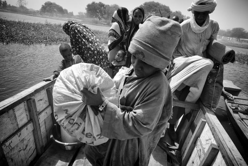 Les réfugiés nigérians résidant à Ngouboua et volontaires pour bouger sont transférés, le 11 février 2015, en pirogue puis en pick-up vers le camp de Dar-es-Salam près de Baga Sola, au Tchad. Beaucoup d'entre eux souhaitent néanmoins rester à Ngouboua car la ville leur permet de trouver des activités rémunératrices. Ceux-là ne veulent pas se faire assister dans un camp et préfèrent rester sur les bords du lac à pratiquer la pêche et les activités qu'ils connaissaient au Nigéria, malgré le risque d'incursions de Boko Haram.rnNgouboua a été la cible deux jours plus tard d'une attaque massive de Boko Haram ayant entrainé la mort de 5 personnes dont le chef de canton et l'incendie des 2/3 du village. © Olivier Laban-Matteirnrn