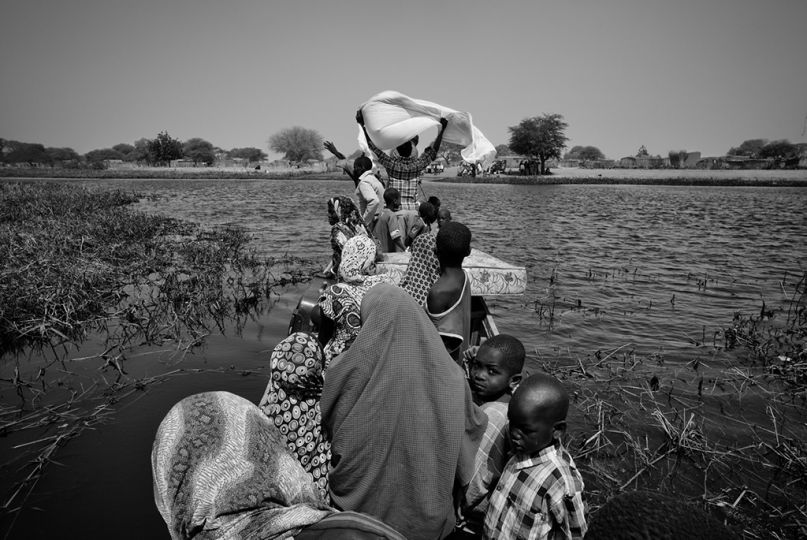 Les réfugiés nigérians résidant à Ngouboua et volontaires pour bouger sont transférés, le 11 février 2015, en pirogue puis en pick-up vers le camp de Dar-es-Salam près de Baga Sola, au Tchad. Beaucoup d'entre eux souhaitent néanmoins rester à Ngouboua car la ville leur permet de trouver des activités rémunératrices. Ceux-là ne veulent pas se faire assister dans un camp et préfèrent rester sur les bords du lac à pratiquer la pêche et les activités qu'ils connaissaient au Nigéria, malgré le risque d'incursions de Boko Haram.rnNgouboua a été la cible deux jours plus tard d'une attaque massive de Boko Haram ayant entrainé la mort de 5 personnes dont le chef de canton et l'incendie des 2/3 du village. © Olivier Laban-Matteirnrn