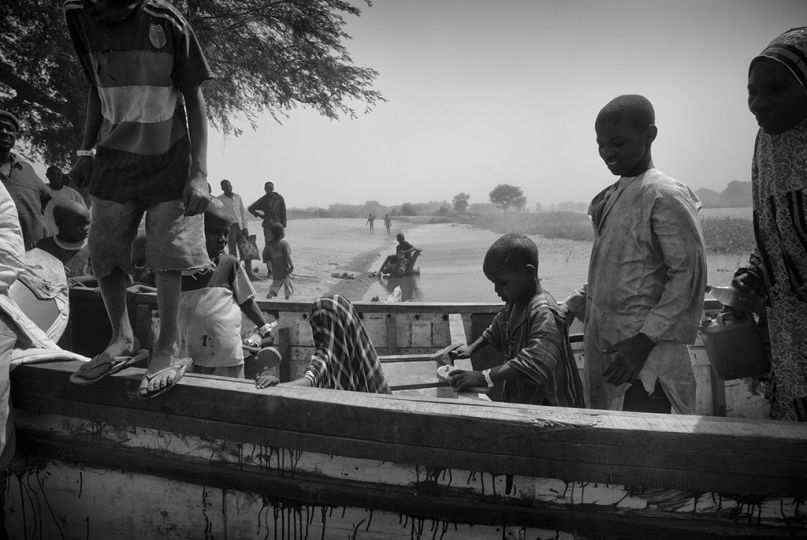 Les réfugiés nigérians résidant à Ngouboua et volontaires pour bouger sont transférés, le 11 février 2015, en pirogue puis en pick-up vers le camp de Dar-es-Salam près de Baga Sola, au Tchad. Beaucoup d'entre eux souhaitent néanmoins rester à Ngouboua car la ville leur permet de trouver des activités rémunératrices. Ceux-là ne veulent pas se faire assister dans un camp et préfèrent rester sur les bords du lac à pratiquer la pêche et les activités qu'ils connaissaient au Nigéria, malgré le risque d'incursions de Boko Haram.rnNgouboua a été la cible deux jours plus tard d'une attaque massive de Boko Haram ayant entrainé la mort de 5 personnes dont le chef de canton et l'incendie des 2/3 du village. © Olivier Laban-Matteirnrn