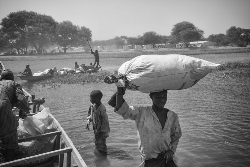 Les réfugiés nigérians résidant à Ngouboua et volontaires pour bouger sont transférés, le 11 février 2015, en pirogue puis en pick-up vers le camp de Dar-es-Salam près de Baga Sola, au Tchad. Beaucoup d'entre eux souhaitent néanmoins rester à Ngouboua car la ville leur permet de trouver des activités rémunératrices. Ceux-là ne veulent pas se faire assister dans un camp et préfèrent rester sur les bords du lac à pratiquer la pêche et les activités qu'ils connaissaient au Nigéria, malgré le risque d'incursions de Boko Haram.rnNgouboua a été la cible deux jours plus tard d'une attaque massive de Boko Haram ayant entrainé la mort de 5 personnes dont le chef de canton et l'incendie des 2/3 du village. © Olivier Laban-Matteirnrn