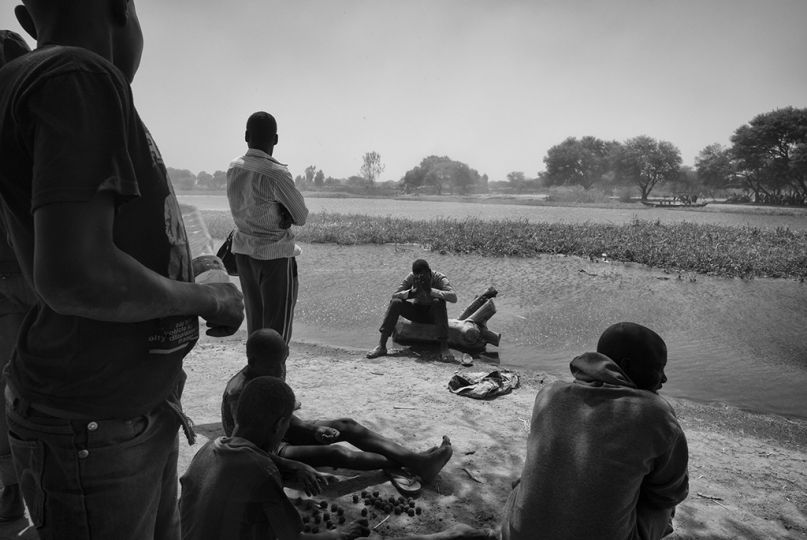 Les réfugiés nigérians résidant à Ngouboua et volontaires pour bouger sont transférés, le 11 février 2015, en pirogue puis en pick-up vers le camp de Dar-es-Salam près de Baga Sola, au Tchad. Beaucoup d'entre eux souhaitent néanmoins rester à Ngouboua car la ville leur permet de trouver des activités rémunératrices. Ceux-là ne veulent pas se faire assister dans un camp et préfèrent rester sur les bords du lac à pratiquer la pêche et les activités qu'ils connaissaient au Nigéria, malgré le risque d'incursions de Boko Haram.rnNgouboua a été la cible deux jours plus tard d'une attaque massive de Boko Haram ayant entrainé la mort de 5 personnes dont le chef de canton et l'incendie des 2/3 du village. © Olivier Laban-Matteirnrn