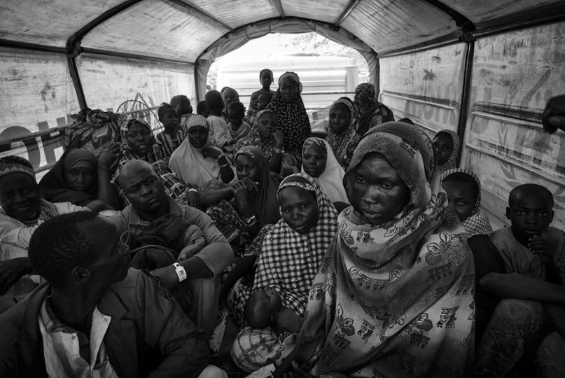 Les réfugiés nigérians, à peine débarqués sur une plage de Baga Sola,  au Tchad sur la rive occidentale du lac Tchad, sont transférés, le 08 février 2015, vers le camp de Dar-es-Salam, à 12 km de là, à l'intérieur des terres. © Olivier Laban-Matteirnrnrn