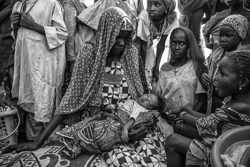 Kaltouma Abakar, 22 ans, a donné naissance à sa fille Falmata deux jours après le début de sa fuite de Baga (Nigéria). Elles sont restées plusieurs jours sur l'eau puis sur une u00eele en compagnie de leur famille, avant d'être retrouvées par les autorités tchadienne et amenées à Baga Sola (Tchad). © Olivier Laban-Matteirnrnrn