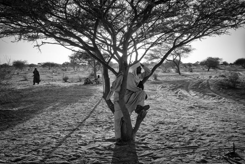 Réfugié nigérian profitant de la douceur de la fin de journée au camp de Dar-es-Salam, à Baga Sola (Tchad). © Olivier Laban-Matteirnrnrnrn