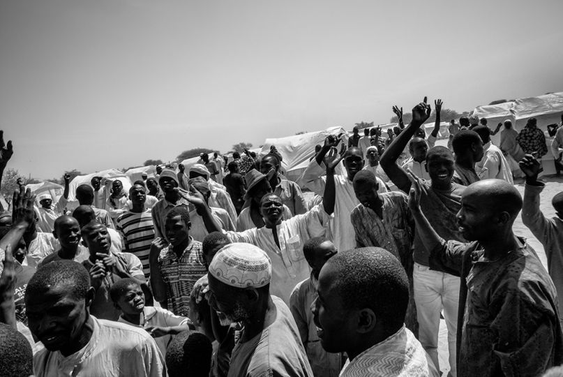 Des réfugiés nigérians protestent, le 8 février 2015, au camp de Dar-es-Salam, contre la nourriture proposée par le PAM qui ne correspond pas à leurs habitudes alimentaires. L'urgence n'a pas encore permis aux humanitaires de mettre en place toutes les structures d'approvisionnement adéquates. Mais un accord a été trouvé avec les réfugiés. Leurs exigences seront satisfaites dès le mois de mars. © Olivier Laban-Matteirnrnrnrn