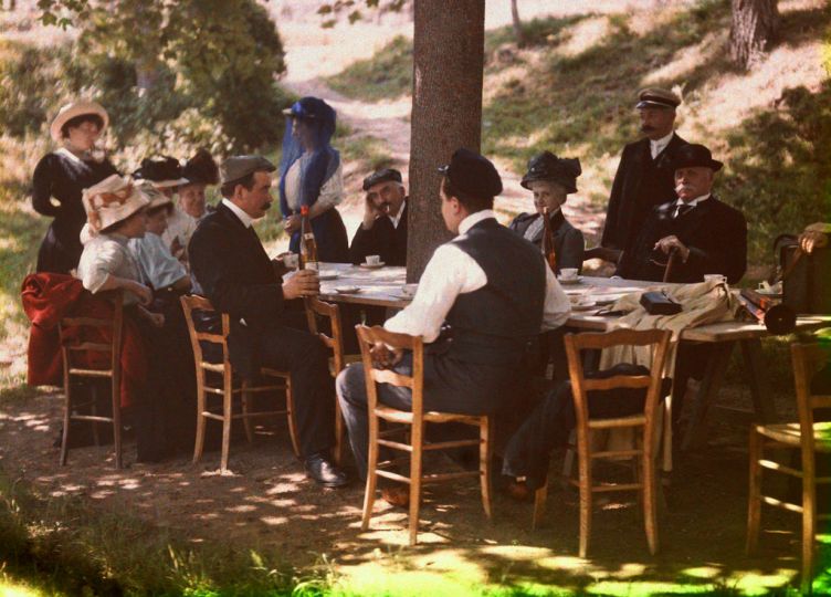 Autochromes. Repas familial Lumière en 1910 à La Ciotat (avec Louis Lumière) - Plaque Autochrome Lumière © Institut Lumière