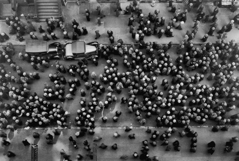 Hats in the Garment District, New York, 1930. Margaret Bourke-White © Time Inc. / COURTESY MONROE GALLERY OF PHOTOGRAPHY