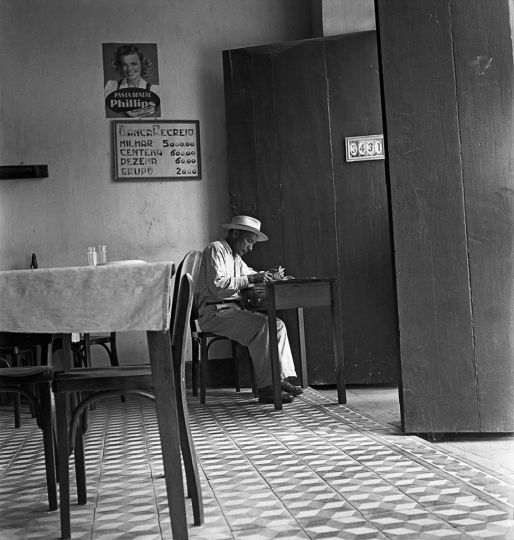 Homme assis dans un café, probablement dans le Nordeste, sans date. Tirage contemporain gélatino-argentique ©u00a0José Medeiros / Courtesy of Instituto Moreira Salles
