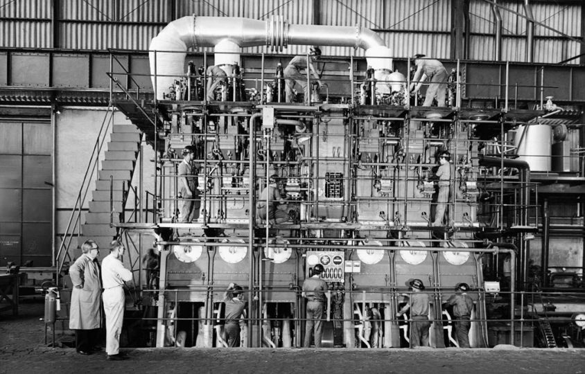 Construction de moteurs à l'usine Villares, Su00e3o Caetano do Sul, Su00e3o Paulo, années 60. Tirage contemporain gélatino-argentique © Hans Gunter Flieg / Courtesy of Instituto Moreira Salles