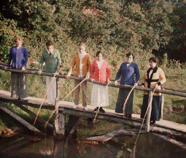 Madame Folletête, Rico, moi, Sim, Manik et Maman Rouzat, septembre 1913 Photo prise au déclencheur. Photographie J. H. Lartigue © Ministère de la Culture - France / AAJHL
