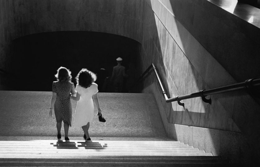 Escalier monumental de la Galerie Prestes Maia, Su00e3o Paulo, 1946. Tirage contemporain gélatino-argentique © Thomaz Farkas / Courtesy of Instituto Moreira Salles