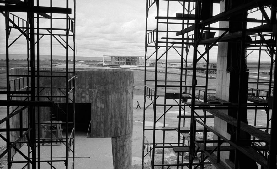 Chantier de construction, Brasu00edlia vers 1958. Tirage contemporain gélatino-argentique © Thomaz Farkas / Courtesy of Instituto Moreira Salles