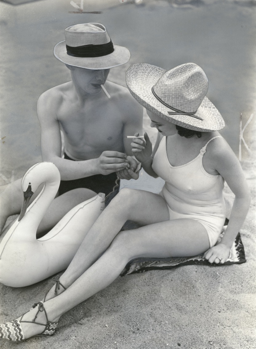 Lot 98  Photographe anonyme. Les cigarettes, 1939  Tirage argentique. 21,5x15,8cm  Estimation 150/200u20ac