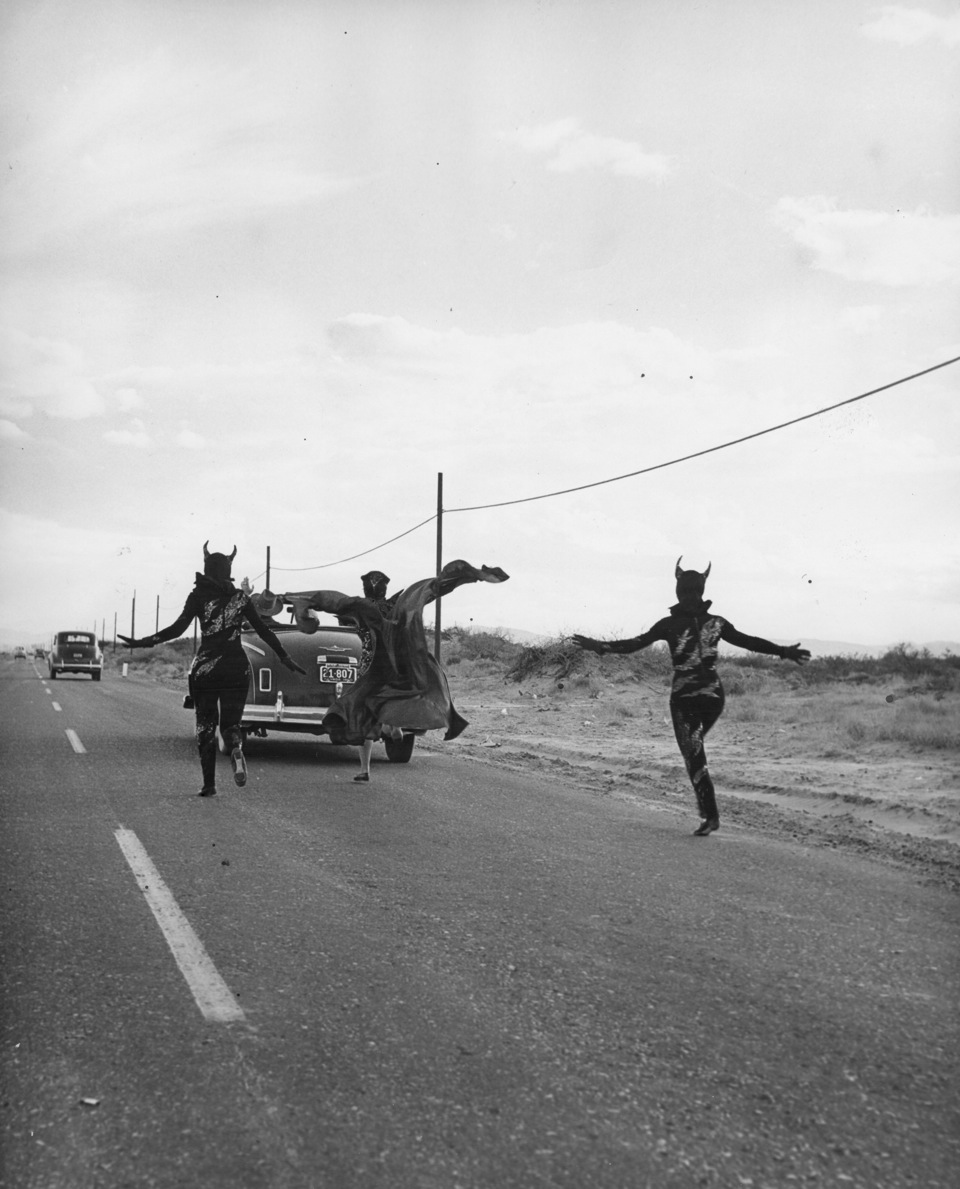 Lot 102  Photographe anonyme. Trois lucifers de la troupe Katherine Duffy Dansations. 1964  Tirage argentique. 24x19,4cm  Estimation 200/300u20ac