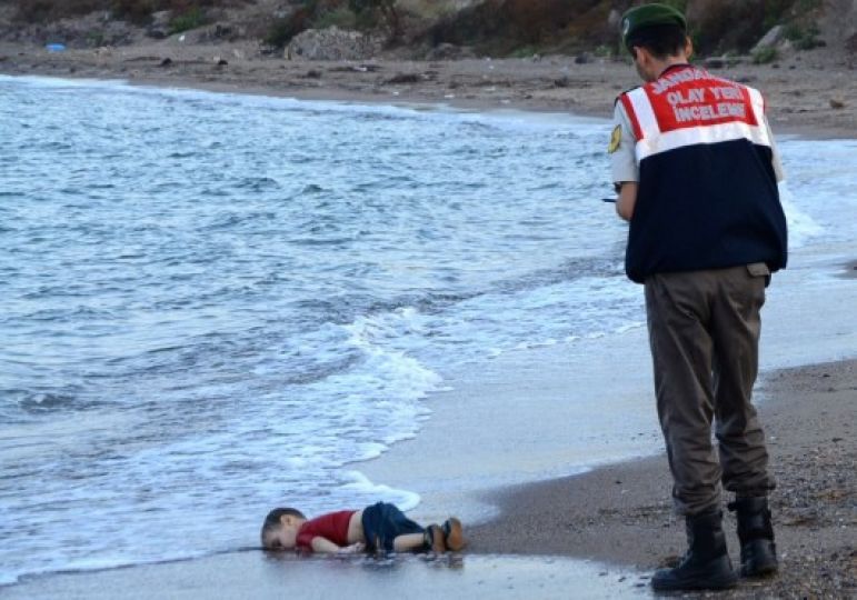 Le corps d’Aylan Kurdi, Syrien de 3 ou 4 ans retrouvé mort sur une plage par la police turque, mercredi 2 septembre, après le naufrage d’un bateau de réfugiés qui a fait une dizaine de morts. NILUFER DEMIR/AP/DHA / Le Monde 03.09.15
