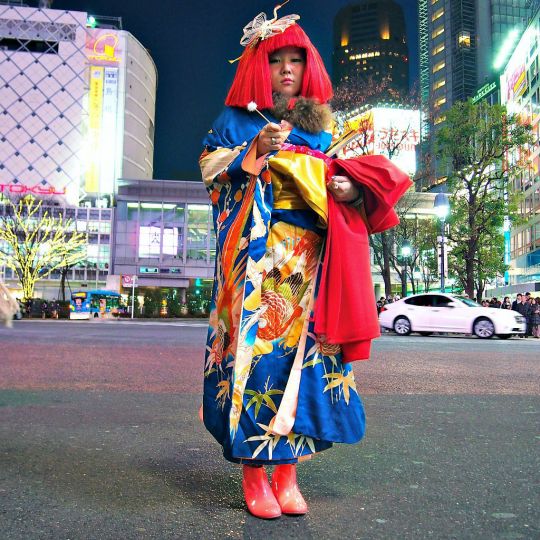 Ayakamay Artiste en pleine performance du Mimikaki (nettoyage de l'oreille) dans la ruenn