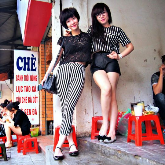 Chan & Lili Deux amis buvant un verre Hanoï, Vietnamn