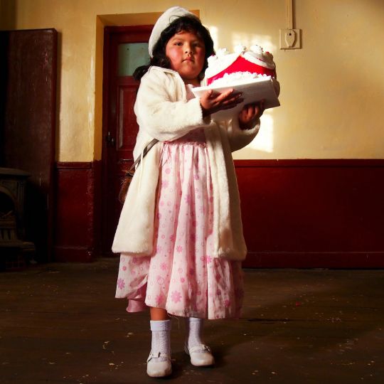 Lydia Endimanchée pour le bal de son école, strictement interdit aux parentsu2026 Uyuni, Bolivien