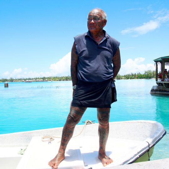 Huri Attend un client pour l'amener sur son taxi boat Rangiroa, Polynésie françaisen