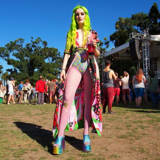 Agatha Artiste de performence qui se définit comme une fille Freak Chic u2018bizarre qui adore la vie' Midsumma Festival, Melbourne, Australien