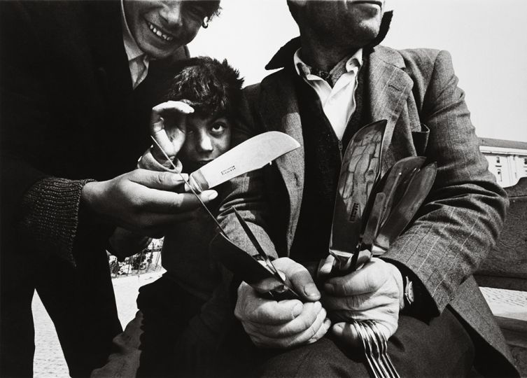 Knife Seller, Spain, 1968 © Mark Cohenn
