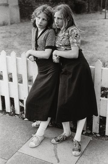 Two Young Women at Fence, London, 1975 © Mark Cohenn