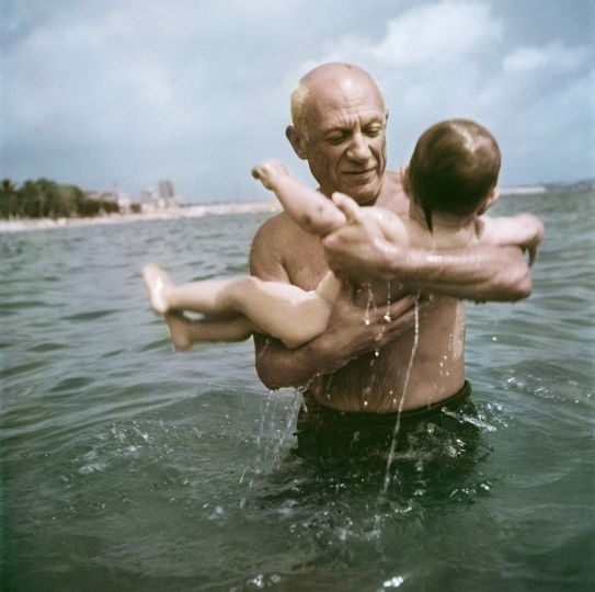 © Robert Capa/International Center of Photography/Magnum Photos - 1948 Pablo Picasso joue dans l’eau avec son fils Claude près de Vallauris, France