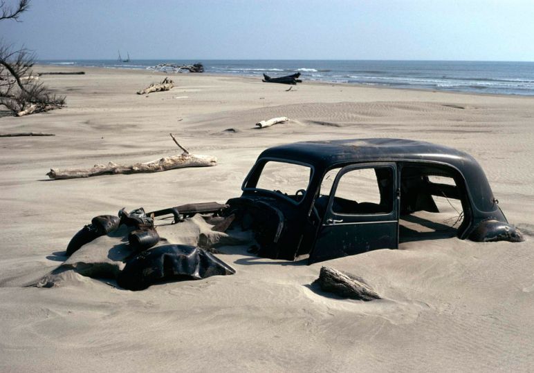 © Hans Silvester France : Camargue, plage aujourd’hui disparue devant St Marie de la Mer .1990