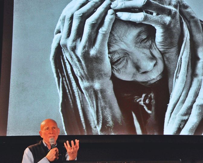 2013 conférence de Sebastiao Salgado au salon de la photo à Paris--photo Jacques-Revon