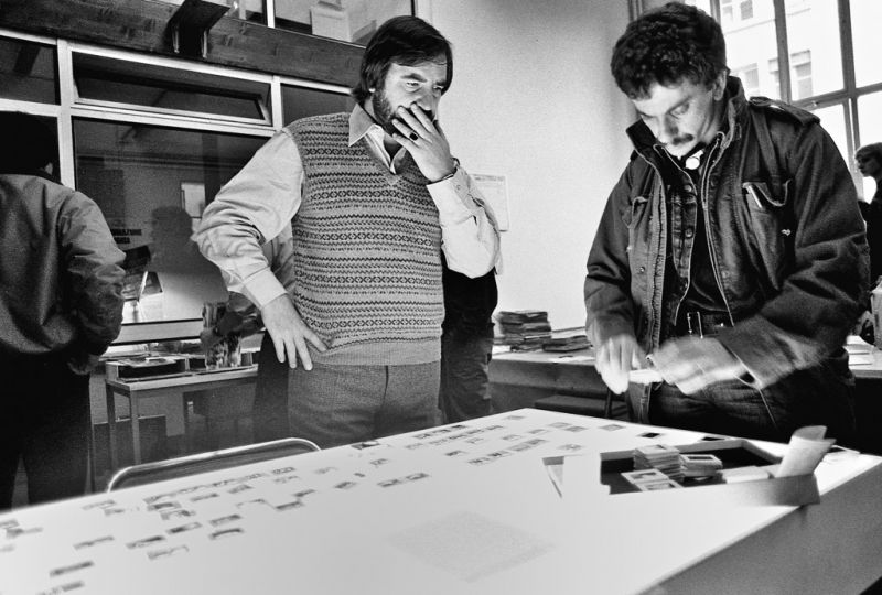 1979 Henri Bureau et Patrick Chauvel à L'agence SYGMA choix des diapos après le développement--photo-Jacques-Revon