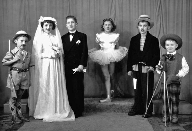 1954 Jacques à droite, habillé en photographe à l'age de 6 ans au-studio de-so -papa,-photo-Charles-Révon-pour-un-concours-national-de-vitrine-sur-le-thème-du-cinéma